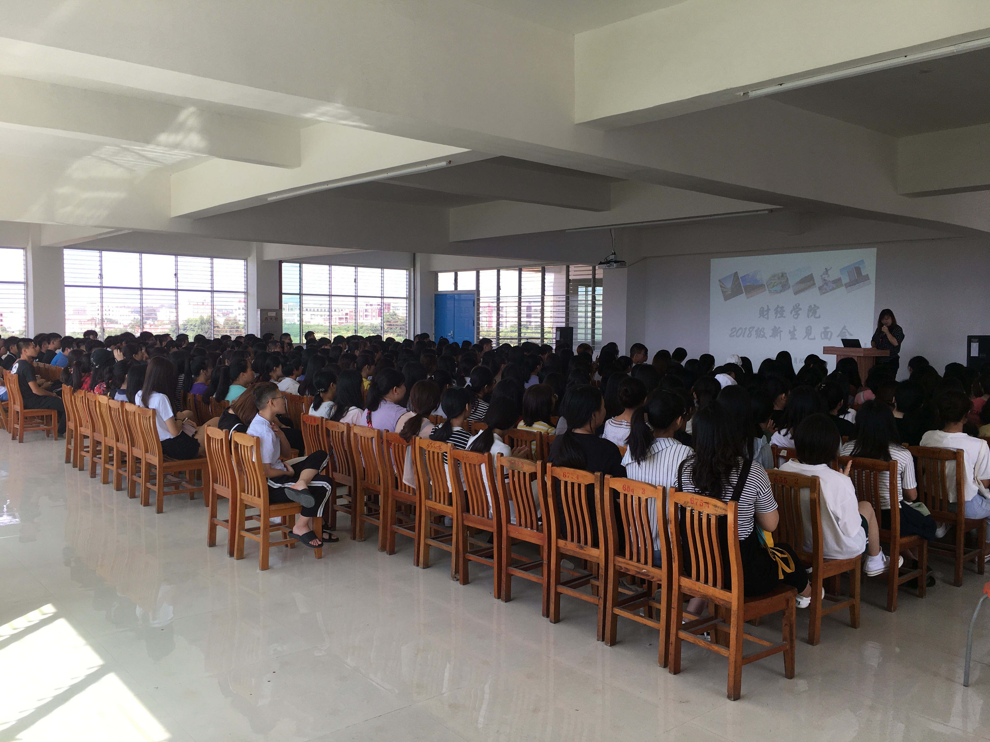 18级新生见面会现场 (2).JPG 18级新生见面会现场 (2).JPG
